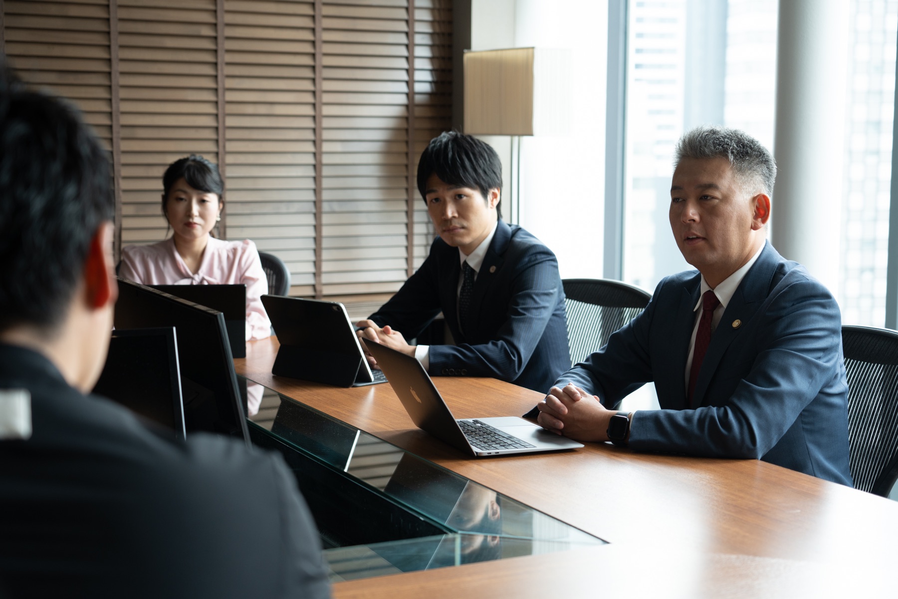 相談内容を確認する弁護士とスタッフ