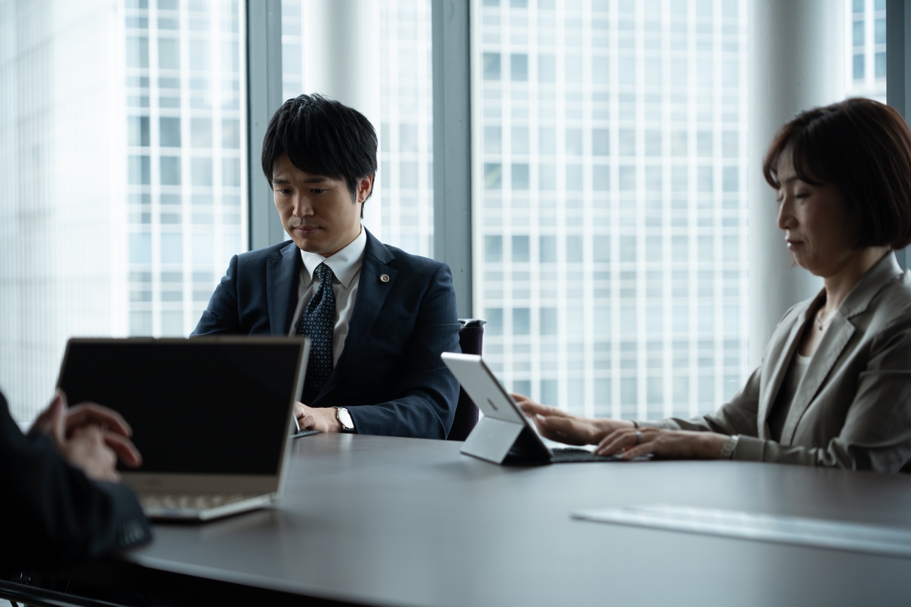 広告表現を検討する弁護士とスタッフ